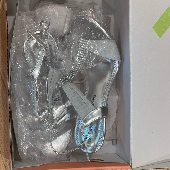 Brand New - Never Worn Silver Heels ✨Belize De Blossom Collection *Size 6 1/2 - Picture 3 of 9
